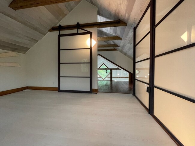 Building Photo - Charming - updated and well maintained - 2...