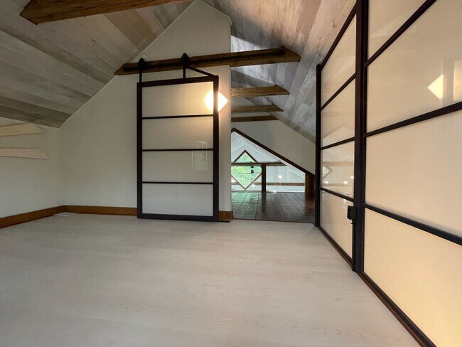 Foto del edificio - Charming - updated and well maintained - 2...