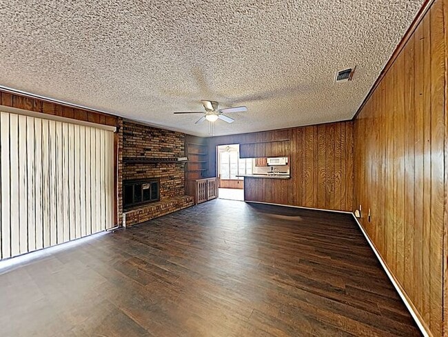 Building Photo - JUNE MOVE IN SPECIAL! $1,000.00 off 1st Mo...