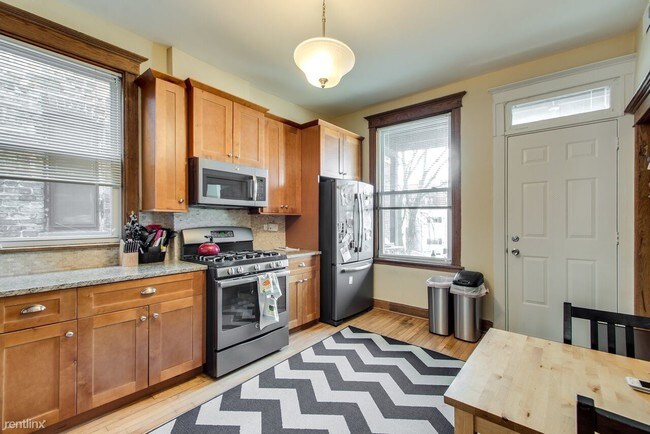 Building Photo - 2 br, 1 bath Apartment - 2434 N Albany Ave #1