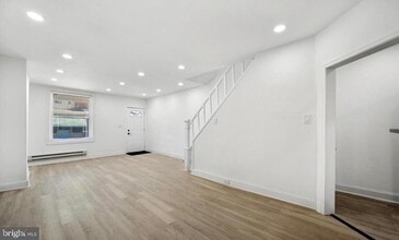 Building Photo - 558 Herman St