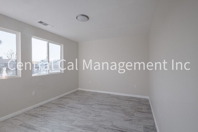 Building Photo - 1004 Padre St