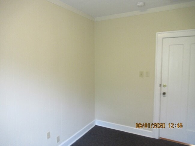 Building Photo - 719 E 7th St