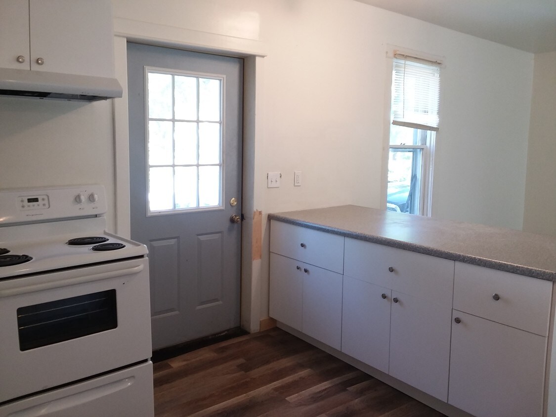 Kitchen - 713 12th Ave E