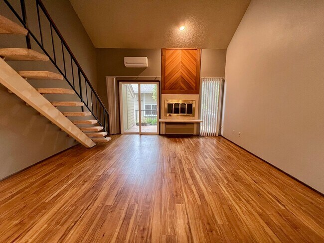 Foto del edificio - Beautiful 2 Bed, 2 Bath Townhome with Community Pool, Gym & Clubhouse!
