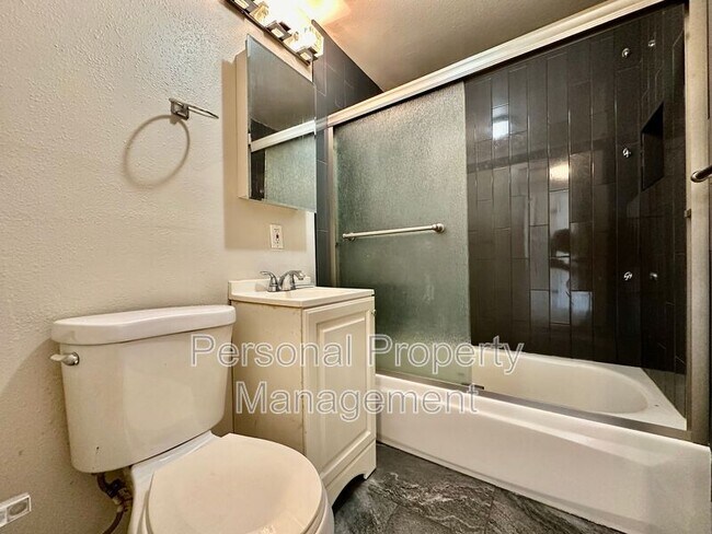 Building Photo - 902 NE 86th St