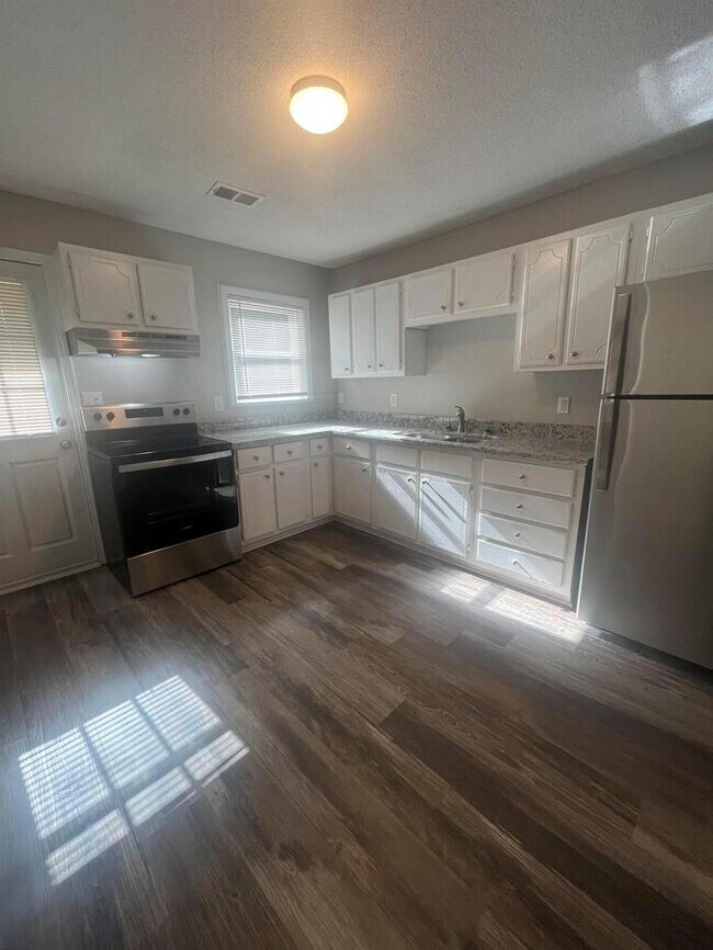 Building Photo - 617 Camellia Cir