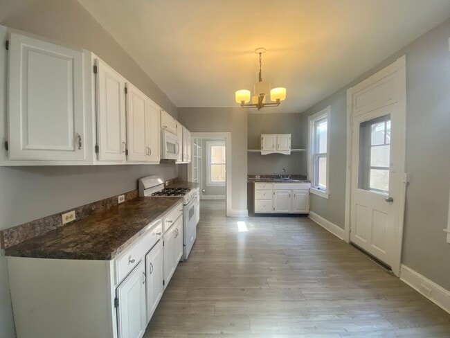 Building Photo - Amazing 5 BR/1BA home in Lancaster City.