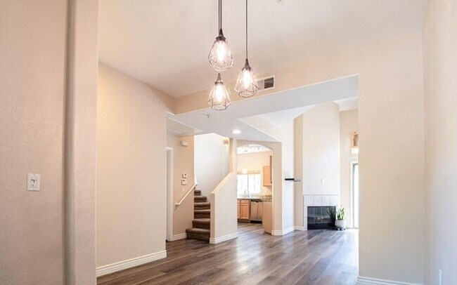 Foto del edificio - Gorgeous 2/2.5 condo for rent in Scottsdale.