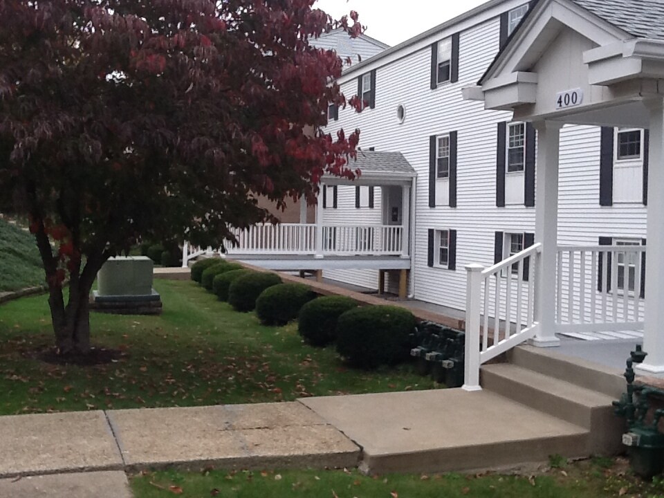 Front of building - 306 Camelot Dr