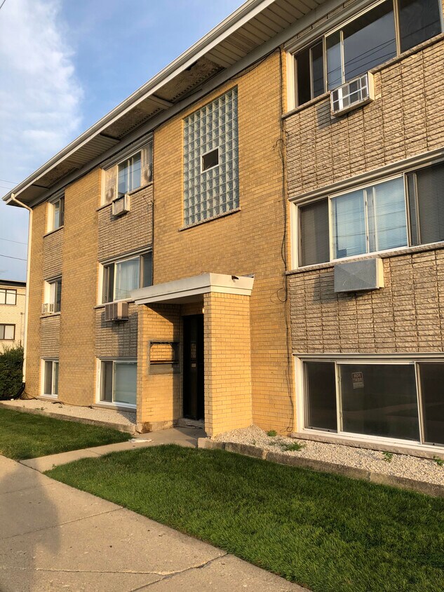 Primary Photo - 7005 W Gunnison St