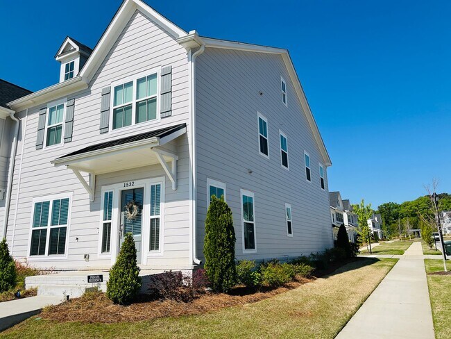 Building Photo - Stunning 3 bedroom 2.5 bathroom townhome i...