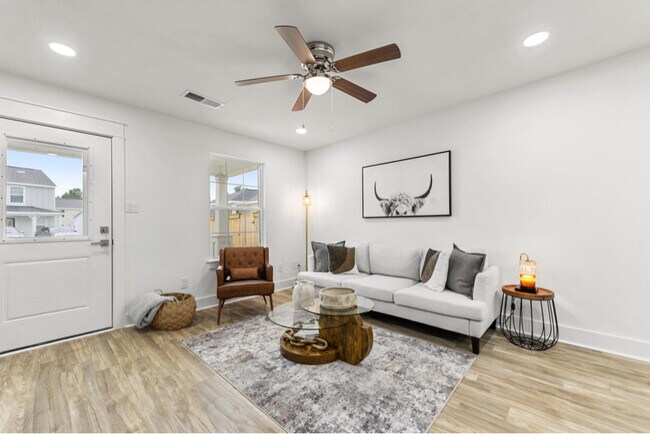 Building Photo - 1004 Middle Ln