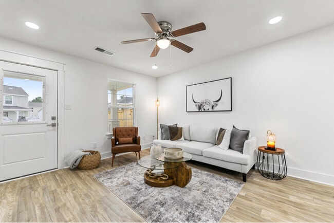 Building Photo - 1016 Middle Ln