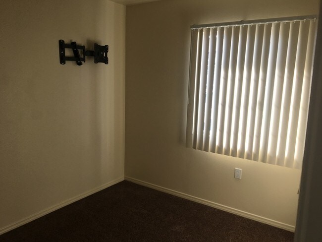 Foto del edificio - Newly remodeled duplex with LARGE backyard