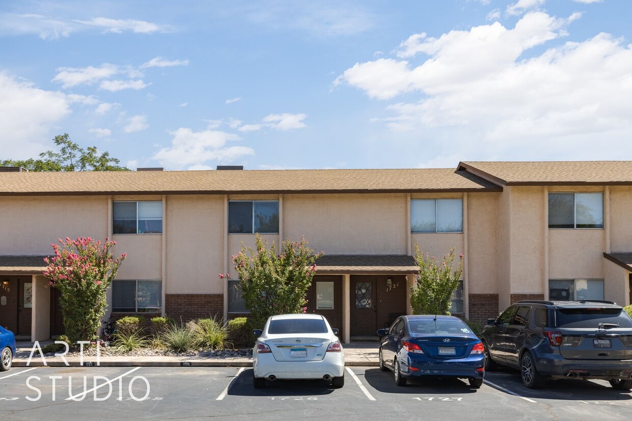 Primary Photo - Nice Colorview Townhome