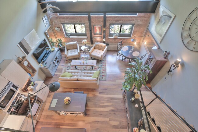 Building Photo - 3 Level Loft at Plant 51- 2 Bed/2 Bath - E...
