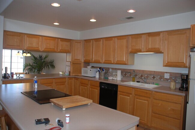 Foto del edificio - 584 Carmel Rd