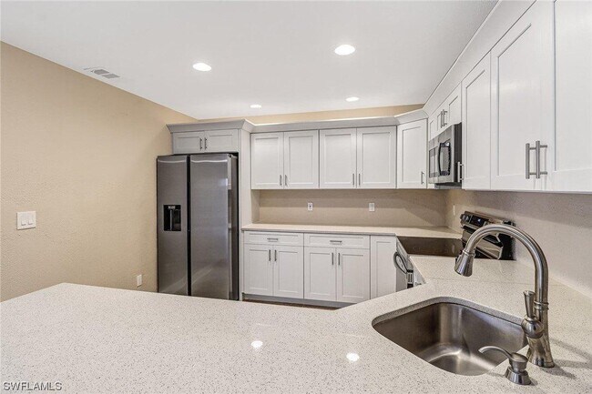 Foto del edificio - 6310 Royal Woods Dr