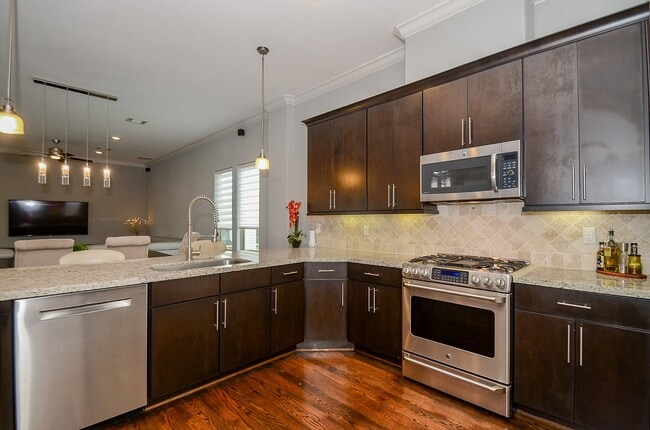 Foto del edificio - 2211 Hutchins St