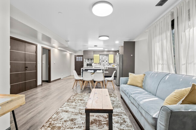 Building Photo - 2307 Lake St