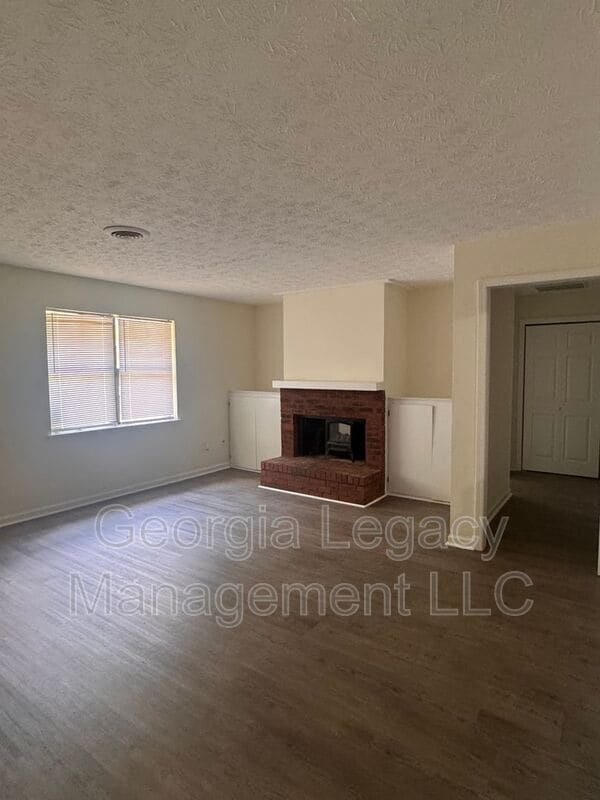 Building Photo - 1120 Sweetwater Cir