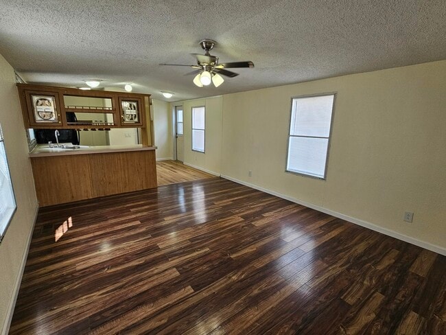 Foto del edificio - 115 Sharon Rd