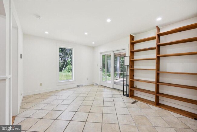 Foto del edificio - 832 Meadowview Rd