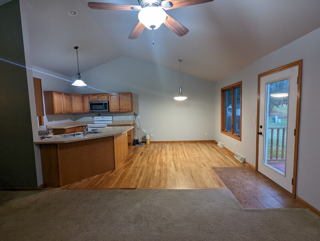 139 Lois Dr Unit 1, Reedsburg, WI 53959 Condo for Rent in Reedsburg