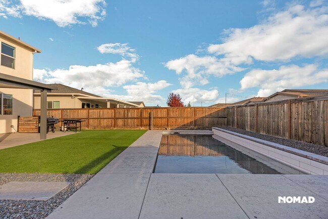 Foto del edificio - Dive into a Stunning Home in Roseville with Heated Pool - Available Jan 2026!