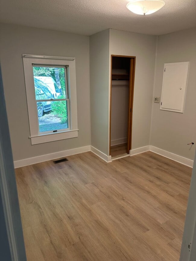 Foto del edificio - Coming up 810/25 Modest private home