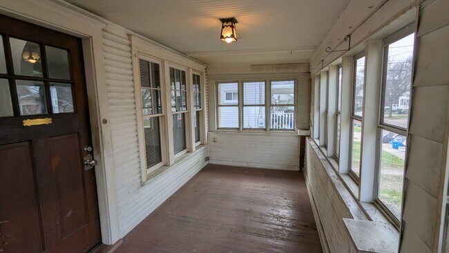 Building Photo - Charming 3 bedroom/1 bath home in the heart of Akron!