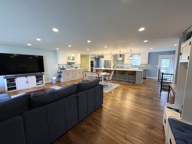 Building Photo - 6 Bedroom/3 Bathroom House in Cottonwood Heights