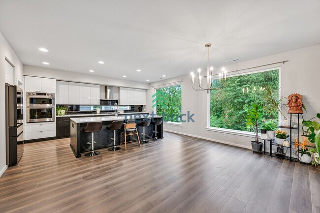 Foto del edificio - 4 BED & 2.5 SINGLE FAMILY HOUSE FOR RENT