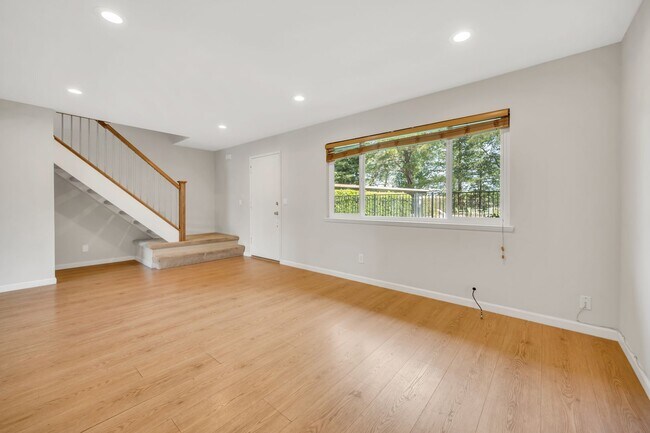 Foto del edificio - Spacious 4-Bedroom, 2.5-Bath Townhouse Clo...