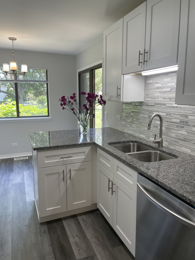 Building Photo - 385 Lambert Dr