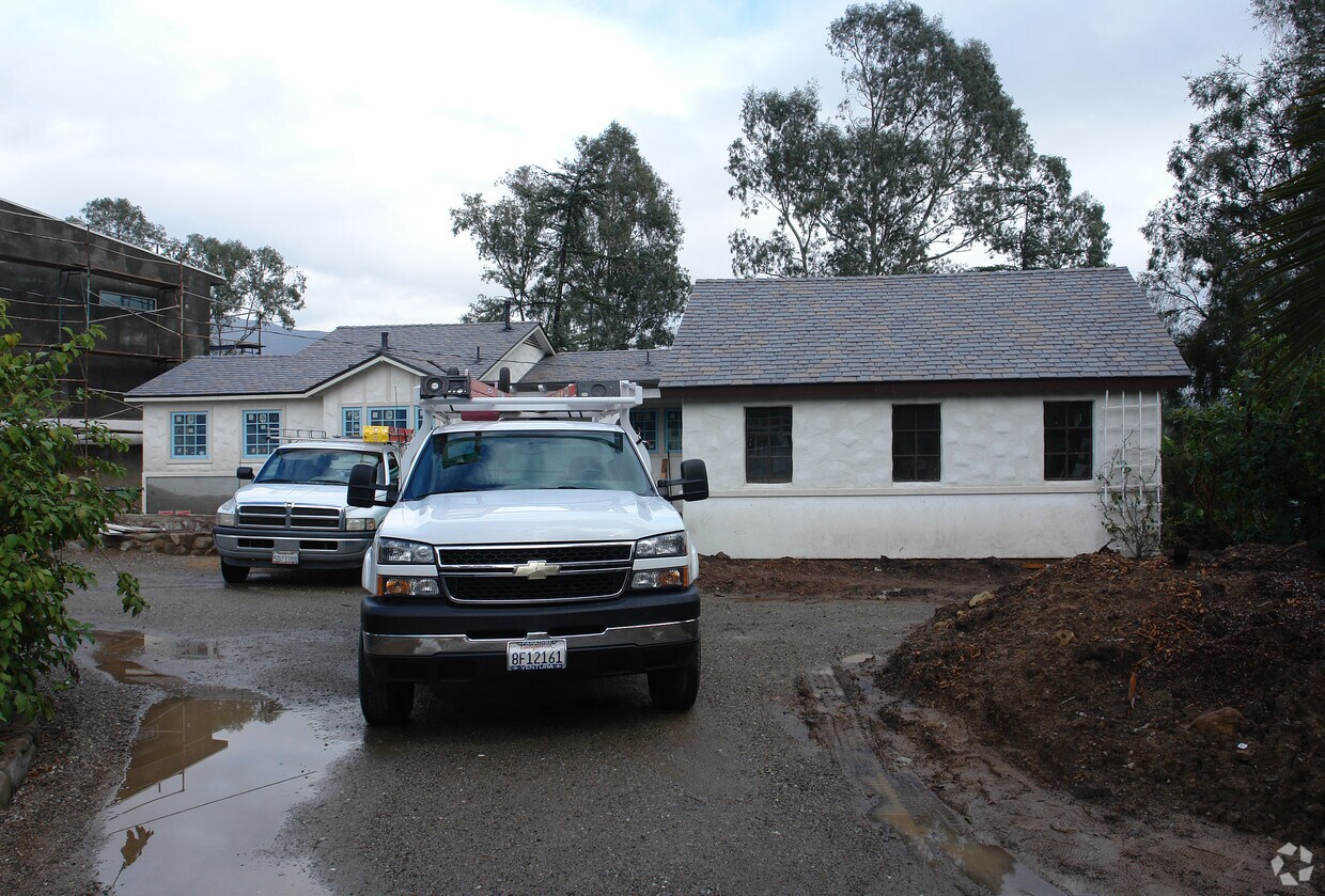 Building Photo - 1112 N Signal St