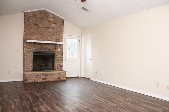 Foto del edificio - Spacious 4-Bedroom, 2-Bath Brick Home with Vaulted Ceilings, Fenced Yard, and Large Patio