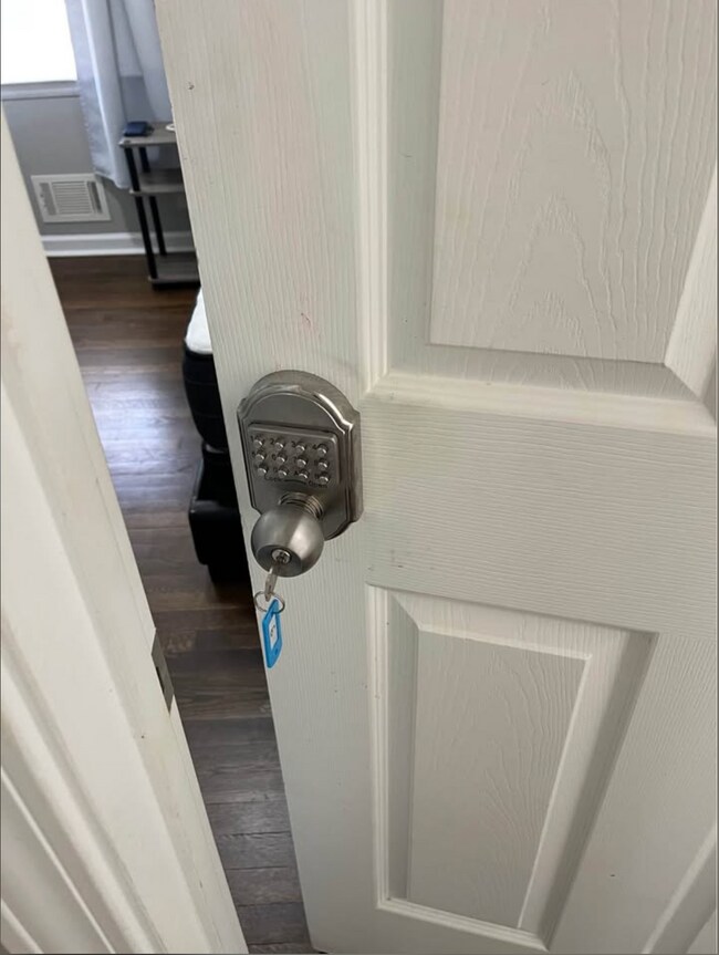 Habitación privada. - 6140 Hillandale Dr