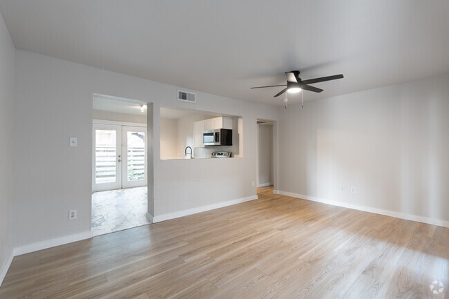2BR, 2BA - 873SF - Living Room - 4414 Worth St