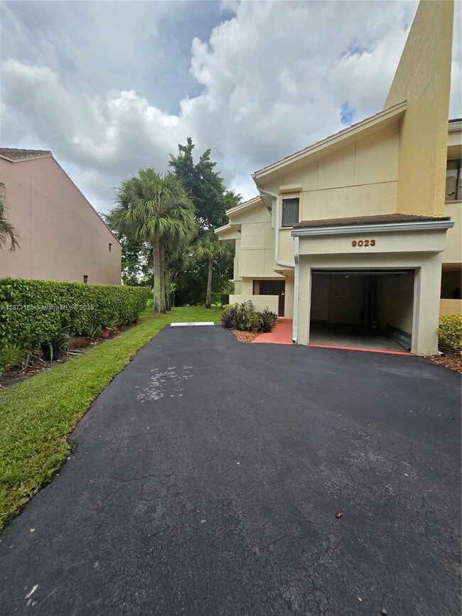 Building Photo - 9023 NW 38th Dr