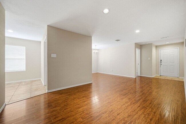 Foto del edificio - Easy Living with Wood Floors & Fireplace – Royse City, TX