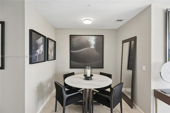 Building Photo - 2831 S Bayshore Dr