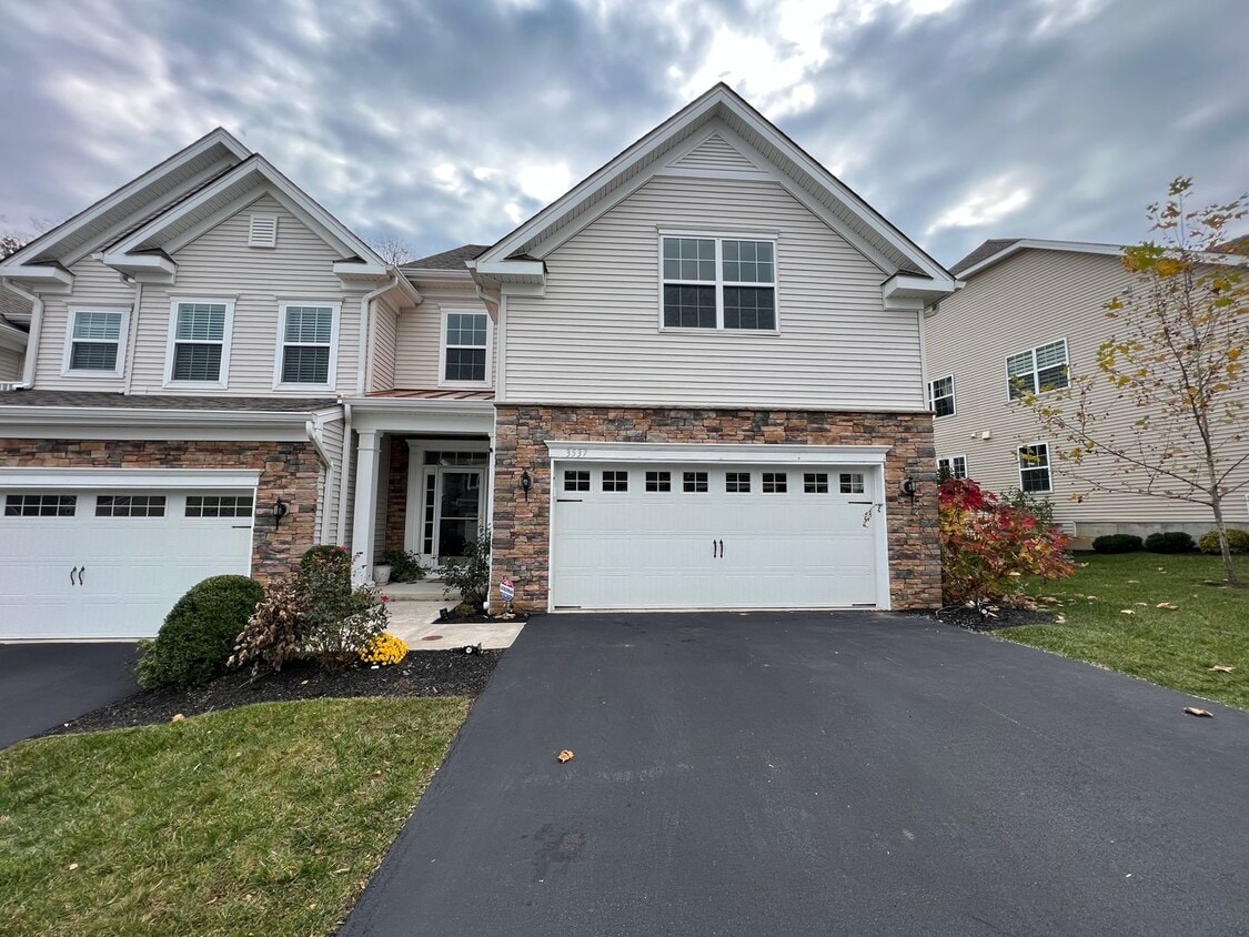 Luxurious 4-Bedroom Corner Townhome in Newtown Square! Available mid-April! - Luxurious 4-Bedroom Corner Townhome in Newtown Square! Available mid-April!