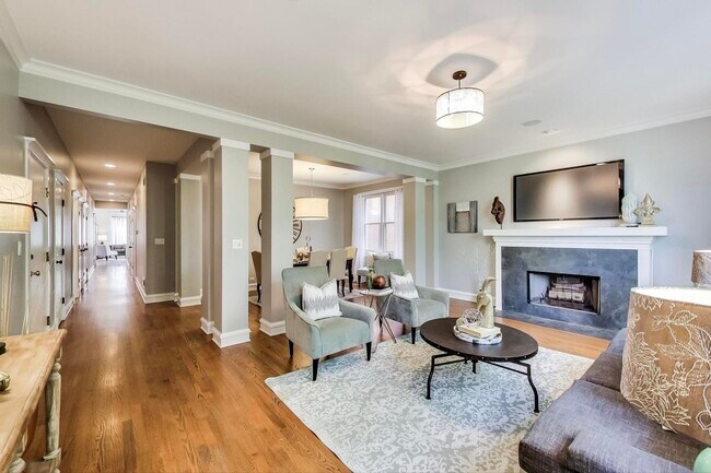 Building Photo - 635 W Briar Pl