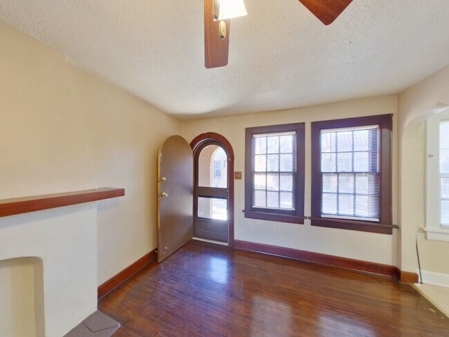 Foto del edificio - 3905 E Elm