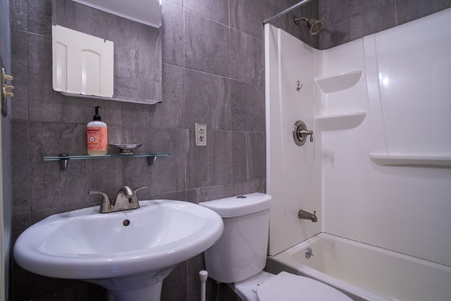 Foto del edificio - 789 Lake Ave NE