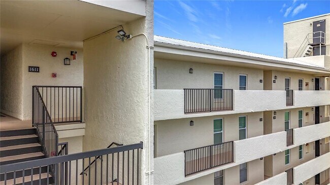 Foto del edificio - 225 Country Club Dr