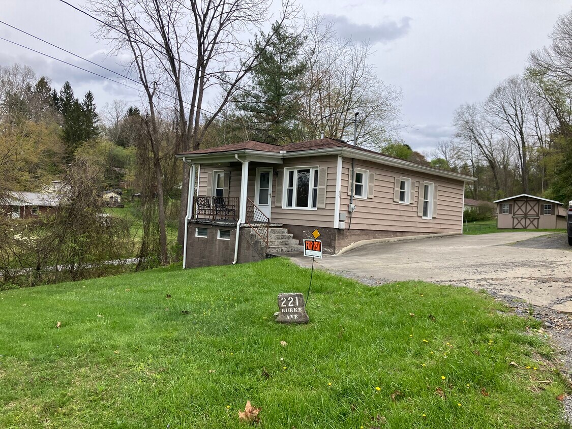 Foto principal - 221 Burke Ave