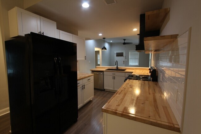 Building Photo - 305 Maple St
